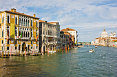 Blick von der Ponte de l'Accademia auf den Canal Grande, der in die Lagune mündet, mit dem Palazzo Franchetti (Palazzo Cavalli-Franchetti) auf der linken Seite und der Basilika Santa Maria de la Salute im Hintergrund, Venedig, UNESCO-Welterbe, Venetien, Italien, Europa