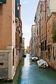 Ein kleiner Ausschnitt aus dem Labyrinth der Kanäle und engen Wasserstraßen der Stadt, Venedig, UNESCO-Weltkulturerbe, Venetien, Italien, Europa