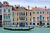 Eine Gondel, die in den Canal Grande einfährt, gesehen von der Basilika Santa Maria della Salute, Venedig, UNESCO-Weltkulturerbe, Venetien, Italien, Europa