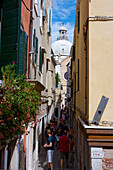 A narrow crowded alley leading to the Baroque-style Basilica de Santa Maria Della Salute (St. Mary of Health), consecrated in 1681, Venice, UNESCO World Heritage Site, Veneto, Italy, Europe