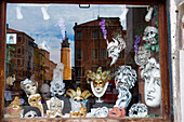 Ein Schaufenster mit Karnevalsmasken, Venedig, UNESCO-Welterbe, Venetien, Italien, Europa