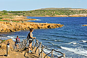 Wanderer auf dem Cami de Cavalls, Wanderweg GR 223, bei Punta Negra an der Nordküste, Menorca, Balearen, Spanien, Mittelmeer, Europa