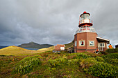 Leuchtturm der Insel Horn mit Kap Horn im Hintergrund, Feuerland, Patagonien, Chile, Südamerika