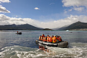 Anlandung mit einem Zodiac in der Ainsworth Bay, Alberto de Agostini National Park, Feuerland, Patagonien, Chile, Südamerika