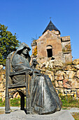 Statue von Mkhitar Gosh, 1130-1213, Schriftsteller, Denker, Priester, Gründer des Goshavank-Klosters, Dorf Gosh, Dilijan-Nationalpark, Tavush-Gebiet, Armenien, Eurasien