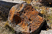 Petroglyphen auf dem Felsen der Argitchi-Hochebene, Region Gegharkunik, Armenien, Eurasien