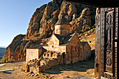 Surb Karapet (St. Johannes der Täufer) Kirche, gesehen vom oberen Stockwerk der Heiligen Mutter Gottes Kirche (Surb Astvatsatsin), Noravank Kloster, in der Nähe von Yeghegnadzor, Armenien, Eurasien