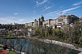 Stadtbild der Altstadt, des mittelalterlichen Zentrums von Bern, UNESCO-Welterbe, von der anderen Seite der Aare aus gesehen mit dem Bundeshaus im Hintergrund, Bern, Schweiz, Europa