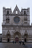 Blick auf die Kathedrale von Lyon, eine römisch-katholische Kirche, die Johannes dem Täufer geweiht ist, Sitz des Erzbischofs von Lyon, Place Saint-Jean im Zentrum von Lyon, Auvergne Rhone Alpes, Frankreich, Europa