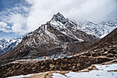 Buntes Dorf am Fuße des Langtang Lirung, Hochgebirge des Langtang Valley Trek in der Nähe von Kyanjin Gompa, Himalaya, Nepal, Asien