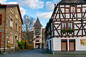 Traditionelle deutsche Häuser in einer Straße in Bacharach, Rheinland-Pfalz, Deutschland, Europa