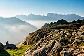 Fotograf in den Brenta-Dolomiten in der Sommersaison, Trentino Südtirol, Italien, Europa