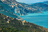 Ländliche Landschaft mit Haus auf einem Hügel, umgeben von grüner Vegetation, mit Blick auf das türkisfarbene Meer, Kefalonia, Ionische Inseln, Griechische Inseln, Griechenland, Europa