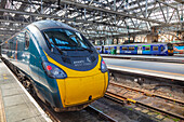 Avanti West Coast Pendolino Zug und Zug der Baureihe 320 im Hintergrund, Central Station, Glasgow, Schottland, Vereinigtes Königreich, Europa