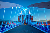 Millennium Bridge, Fußgängerbrücke in der Abenddämmerung, Salford Quays, Media City UK, Greater Manchester, England, Vereinigtes Königreich, Europa