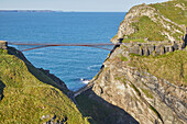 Luftaufnahme der dramatischen Ruinen von Tintagel Castle, angeblich der Geburtsort von König Artus, auf einer felsigen Insel vor der Küste, in der Nähe der Stadt Tintagel, Cornwall, England, Vereinigtes Königreich, Europa