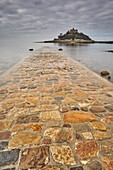 St. Michael's Mount im frühen Morgenlicht und bei abnehmender Flut, wobei der Damm zwischen der Insel und dem Festland bei Marazion noch weitgehend überflutet ist; Marazion, bei Penzance, Cornwall, England, Vereinigtes Königreich, Europa