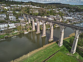 Blick auf den Fluss Tamar bei Calstock mit einem Eisenbahnviadukt, das ihn überquert, an der Grenze zwischen Devon und Cornwall, Cornwall, England, Vereinigtes Königreich, Europa