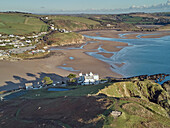 Luftaufnahme von Burgh Island, Bigbury und der Mündung des Flusses Avon an der Südküste von Devon, England, Vereinigtes Königreich, Europa