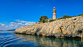 Leuchtturm an der Bucht von Pollenca, Mallorca, Balearen, Spanien, Mittelmeer, Europa