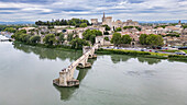 Luftaufnahme der historischen Brücke von Saint Benezet (Pont d'Avignon) mit der historischen Stadt, Avignon, UNESCO-Weltkulturerbe, Vaucluse, Provence-Alpes-Cote d'Azur, Frankreich, Europa