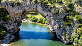 Luftaufnahme der Pont d'Arc, Ardeche-Schlucht, Ardeche, Auvergne-Rhone-Alpes, Frankreich, Europa