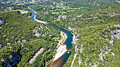 Luftaufnahme der Ardeche-Schlucht (Gorges de l'Ardeche), Ardeche, Auvergne-Rhone-Alpes, Frankreich, Europa