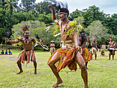 Sechs verschiedene Gruppen von Eingeborenenkriegern, Trommlern und Tänzern treten auf der Insel Kwato auf, Papua-Neuguinea, Pazifik