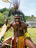 Sechs verschiedene Gruppen von Eingeborenenkriegern, Trommlern und Tänzern treten auf der Insel Kwato auf, Papua-Neuguinea, Pazifik