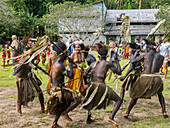 Sechs verschiedene Gruppen von Eingeborenenkriegern, Trommlern und Tänzern treten auf der Insel Kwato auf, Papua-Neuguinea, Pazifik