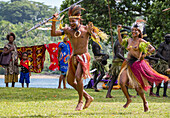 Sechs verschiedene Gruppen von Eingeborenenkriegern, Trommlern und Tänzern treten auf der Insel Kwato auf, Papua-Neuguinea, Pazifik