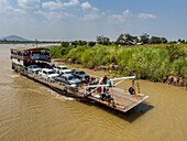 Eine Auto- und Passagierfähre auf dem Tonle-Sap-Fluss, Kambodscha, Indochina, Südostasien, Asien