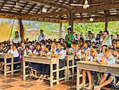 Schulkinder in der Grünen Schule in Kampong Tralach, Kambodscha, Indochina, Südostasien, Asien