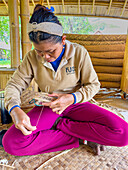 Kunsthandwerker bei der Arbeit an verschiedenen Projekten im Satcha Handicraft Center in Siem Reap, Kambodscha, Indochina, Südostasien, Asien