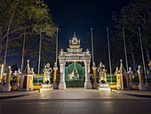 Eingangstor zu einem Regierungsgebäude bei Nacht in Siem Reap, Kambodscha, Indochina, Südostasien, Asien