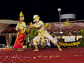 Apsara-Tänzerinnen führen traditionelle Khmer-Tänze auf der M/V Jahan während des Abendessens auf, Angkor, Kambodscha, Indochina, Südostasien, Asien