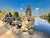 Die Brücke nach Angkor Thom, beidseitig mit Figuren gesäumt, die in einem Gewölbeeingang enden, Angkor, UNESCO-Welterbe, Kambodscha, Indochina, Südostasien, Asien