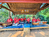 Überlebende der Roten Khmer spielen zusammen am Banteay-Srei-Tempel in der Gegend von Angkor, Kambodscha, Indochina, Südostasien, Asien