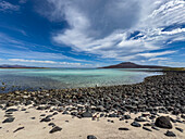 Ein Blick auf die kleine Bucht und den erloschenen Vulkan an der Südseite der Isla Coronado, Baja California Sur, Sea of Cortez, Mexiko, Nordamerika