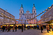 Christkindlmarkt in der Abenddämmerung, Salzburg, Österreich, Europa