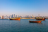 Skyline von Doha und traditionelle Dhau, Doha, Katar, Naher Osten