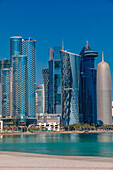 Eine traditionelle Dhau vor der Skyline der West Bay, Doha, Katar, Naher Osten