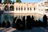 Muslimische Frauen in Abaya vor dem Abrahamsbecken, wo der Prophet von König Nimrod ins Feuer geworfen wurde, Sanliurfa, Türkei, Kleinasien, Asien