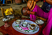 Kaffee in einer traditionellen Kanne serviert, Keren, Eritrea, Afrika