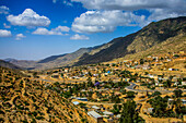 Die Stadt Nefasi unterhalb des Klosters Debre Bizen an der Straße von Massawa nach Asmara, Nefasi, Eritrea, Afrika