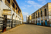 Hauptstraße mit Kolonialgebäuden in der alten Hafenstadt Massawa, Eritrea, Afrika