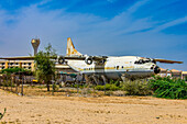 Altes russisches Transportflugzeug, jetzt als Café genutzt, Massawa, Eritrea, Afrika