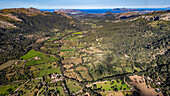 Luftaufnahme des schönen Tals hinter Pollenca, Mallorca, Balearen, Spanien, Mittelmeer, Europa