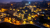 Luftaufnahme der Sassi di Matera bei Nacht, UNESCO-Welterbe, Basilikata, Italien, Europa