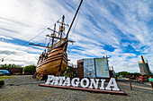 Nachbildung eines historischen Schiffs, Nao Victoria Museo, Küste von Punta Arenas, Patagonien, Chile, Südamerika